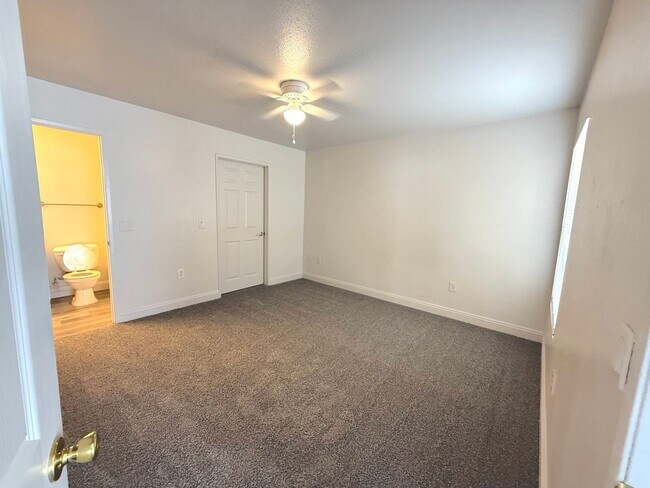 Building Photo - SPACIOUS 3BED/2BATH CONDO ON THE FIRST FLOOR!