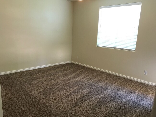 Building Photo - 3 Bedroom 2 Bath - Canyon View