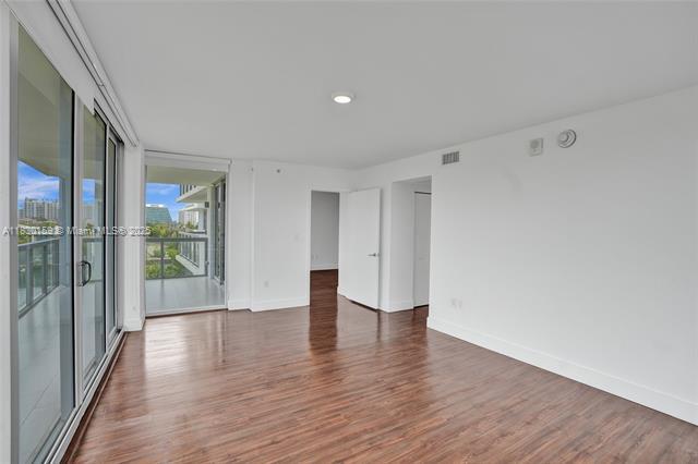 Building Photo - 9261 E Bay Harbor Dr