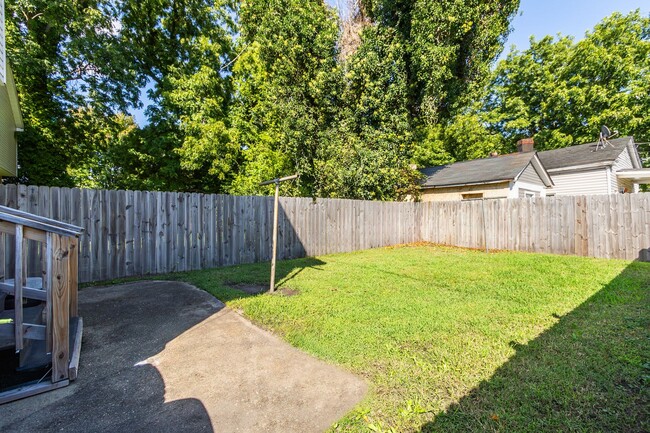 Building Photo - 2025 Peach St