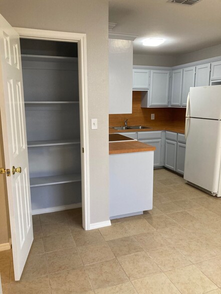 Building Photo - 521 Amigos Ln