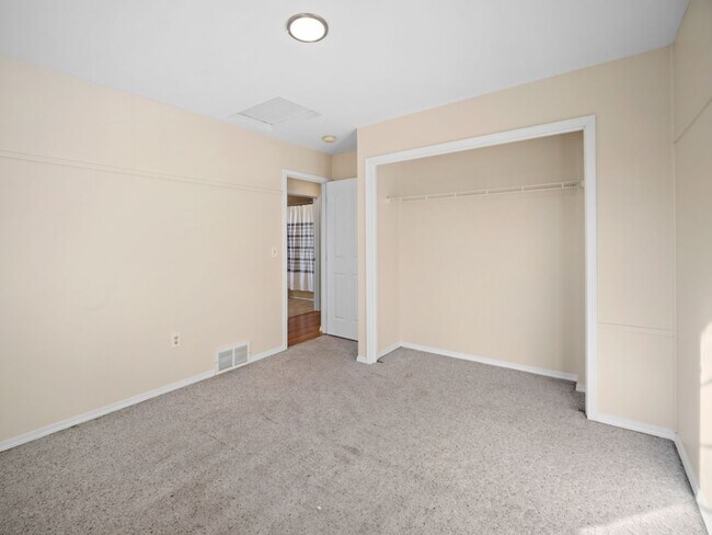 Building Photo - Spacious Home with Fenced Yard & Garage – ...