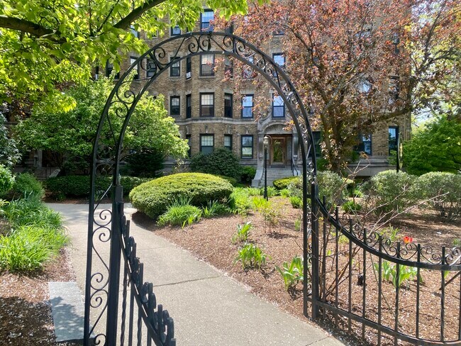 Building Photo - 114 Riverway