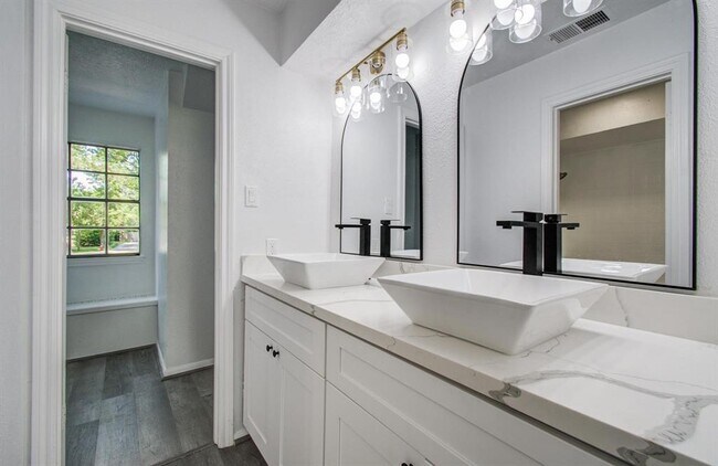Building Photo - 808 Stone Mountain Dr