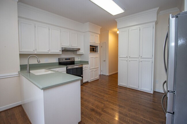 Building Photo - 2220 Montclair Dr