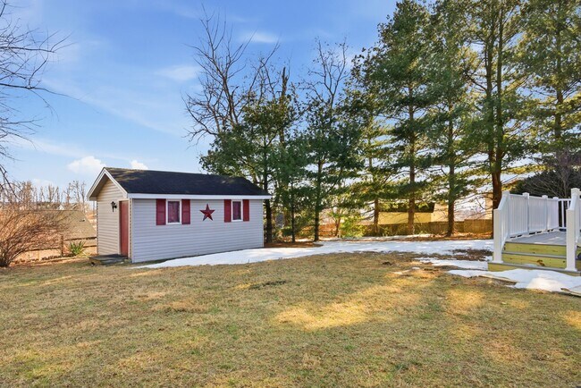 Building Photo - 3 bed, 1 bath.  Pet Friendly New remodel