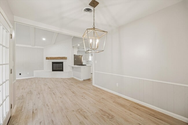 Building Photo - 2127 Blue Willow Dr