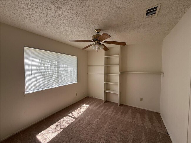 Building Photo - 8906 Pineridge Dr