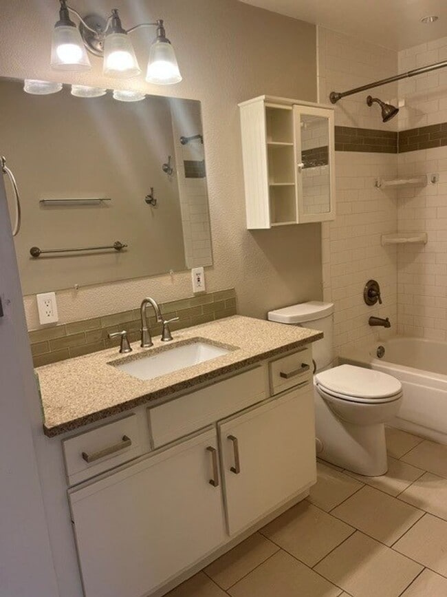 Building Photo - 2Bd/1Ba Newcastle Condo