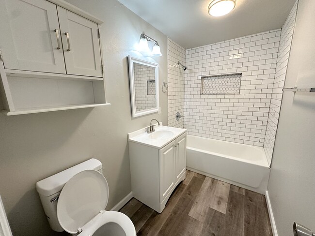 Building Photo - Updated 2 Bed 1 Bath - Large Carport and G...
