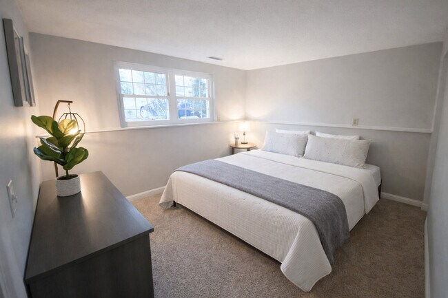 Building Photo - 11423-11425 5 Cedars Rd