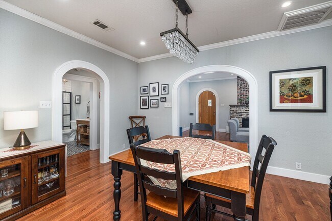 Building Photo - Berkeley Tudor For Lease!