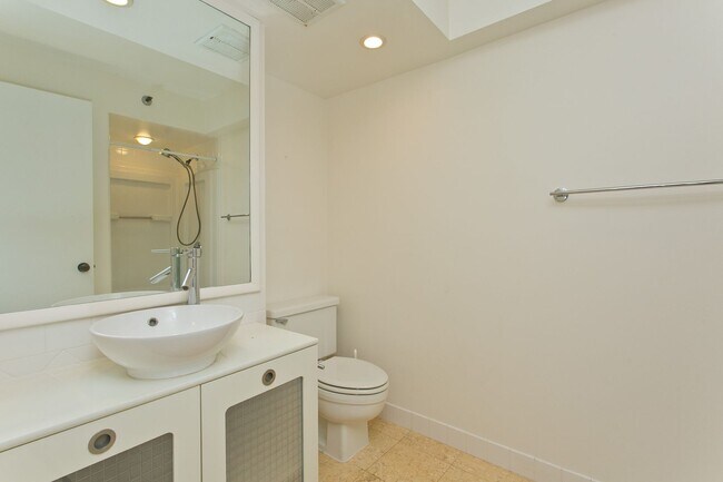 Building Photo - Available NOW ! 2/2/2 in town! Beautiful a...
