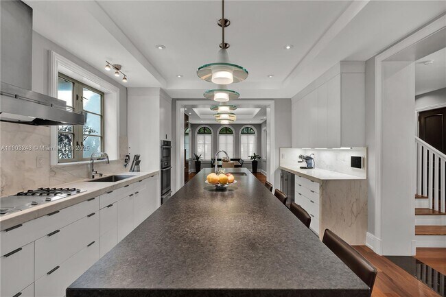 Building Photo - 932 Escobar Ave