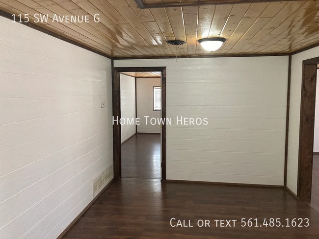 Building Photo - 115 SW Ave G