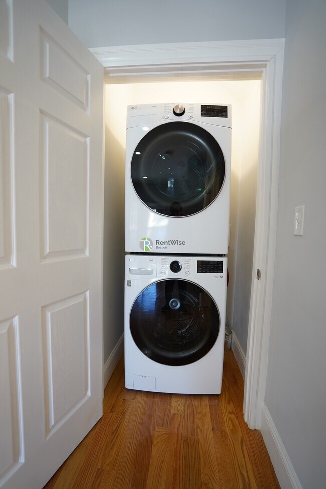 Building Photo - 372 Oxford St