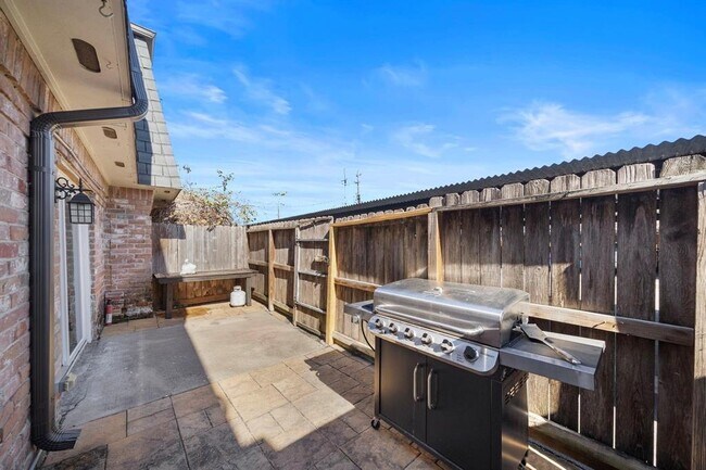 Building Photo - 8931 Gaylord Dr