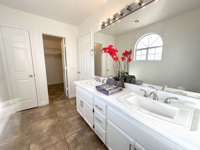 Building Photo - Beautiful SW Las Vegas Home. 3 Beds 3 Full...