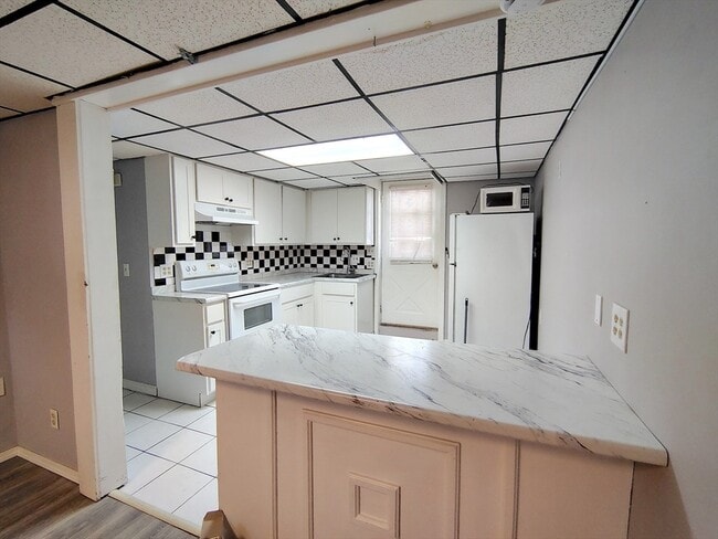 Building Photo - 74 Thurlow Ave