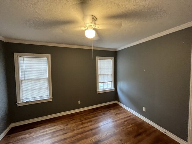 Building Photo - 2 Bed, Charm and All Bills Paid!