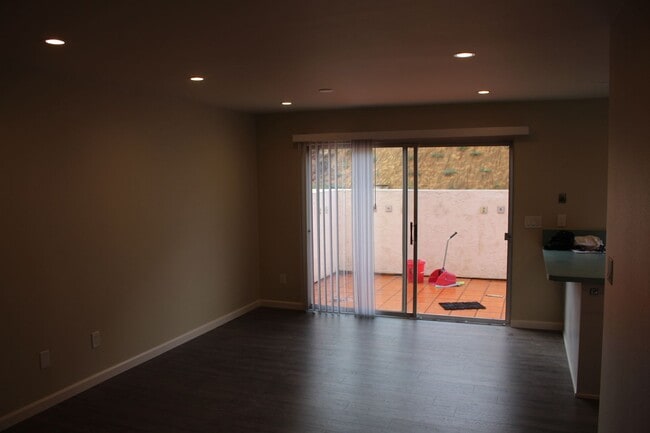 Building Photo - Spacious 4-Bed Townhome in the Heart of Cl...