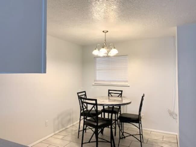 Building Photo - Beautiful  3 bedroom, 2 bath home with 2 c...