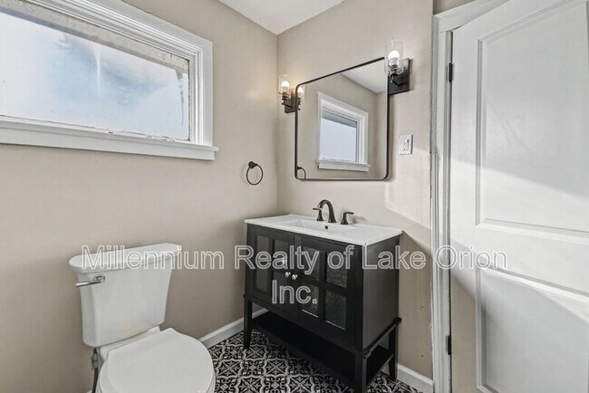 Building Photo - 419 W Iroquois Rd