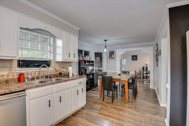 Building Photo - 4 bedroom 2.5 bath home on the water with ...