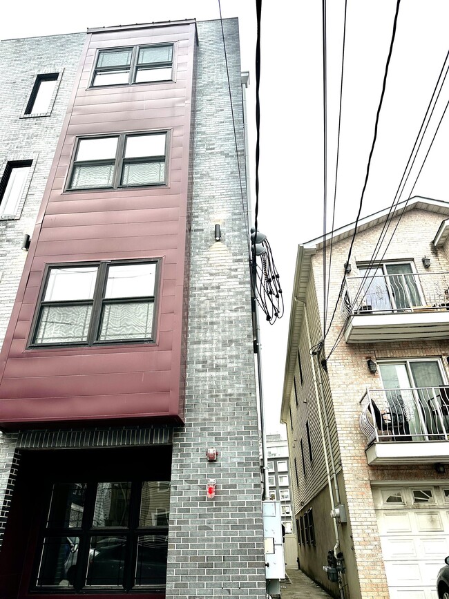 Building Photo - 40 Vroom St