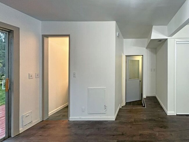 Building Photo - 505 Empress Ave