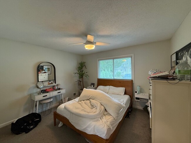 Building Photo - Beautifully Updated 4 Bed 2 Bath St.Paul S...