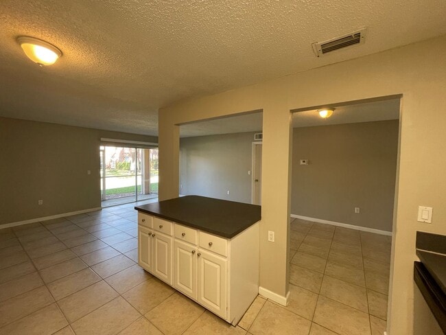 Building Photo - Spacious 2/1 Condo In The Carrington Park ...
