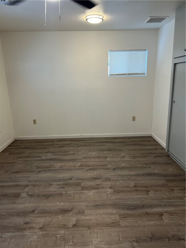 Building Photo - 2040 Swan Cove N