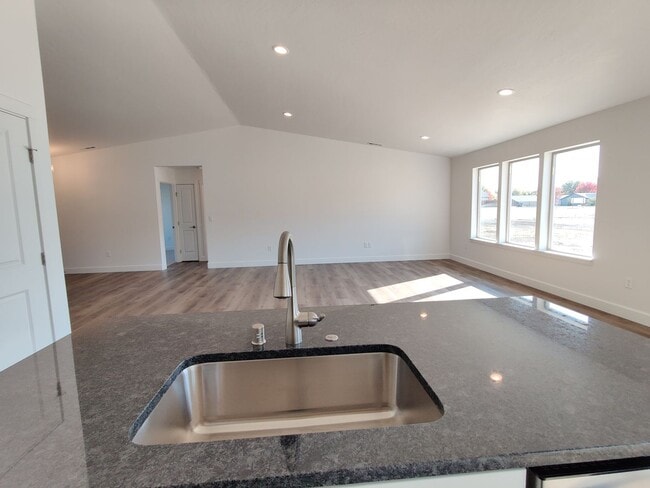 Building Photo - Stunning Newer Build in Benton City