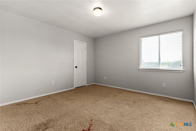 Building Photo - 2002 Isabelle Dr