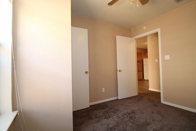 Building Photo - Delightful Duplex!