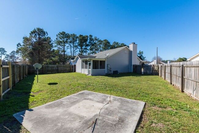 Building Photo - Cute Duplex in the Hunter's Creek Subdivis...