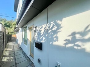 Building Photo - Spacious Modern Townhome in UD!!