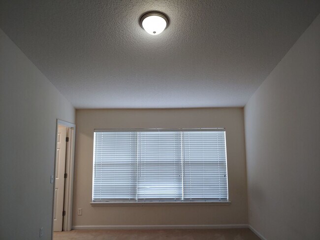 Building Photo - Wolf Creek Townhome