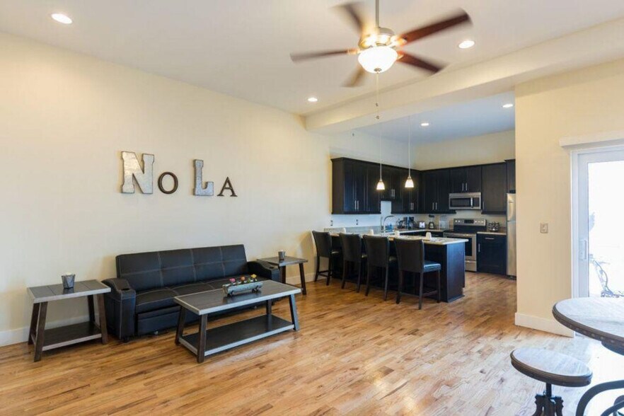 Primary Photo - 201 Magazine St