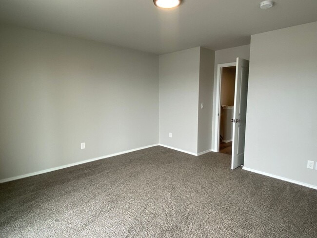 Building Photo - 51 Phoebe Ln