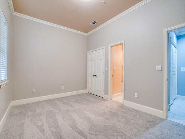 Building Photo - 5707 Lewis St