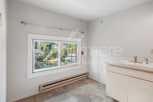 Building Photo - 1321 W 11th Ave