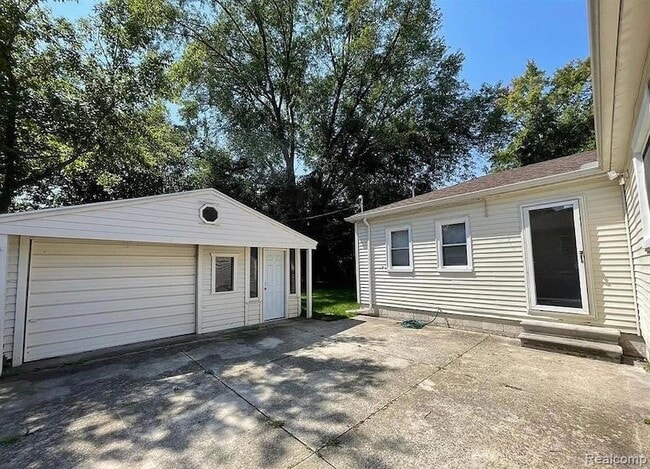 Building Photo - 902 E Windemere Ave