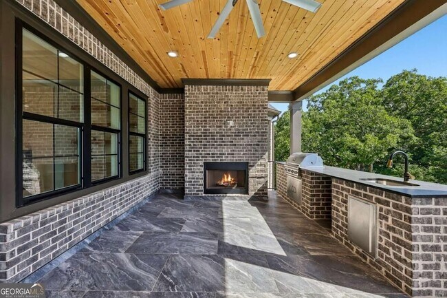 Building Photo - 6222 Bridgewood Dr