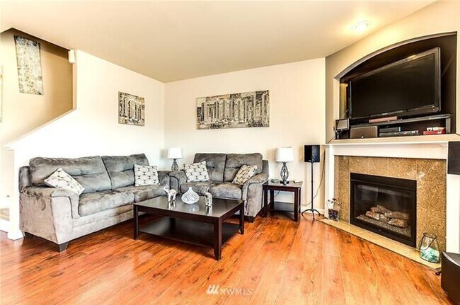 Building Photo - Beautiful Lakeland Hills Townhouse