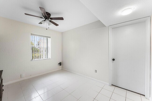 Building Photo - 170 Waterside Dr