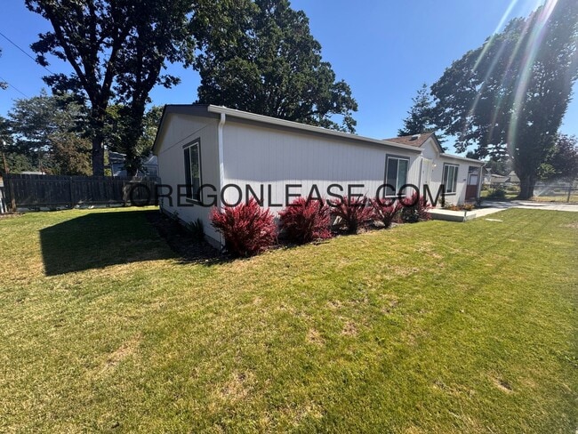 Building Photo - 3 bedroom 2 bath Veneta Home