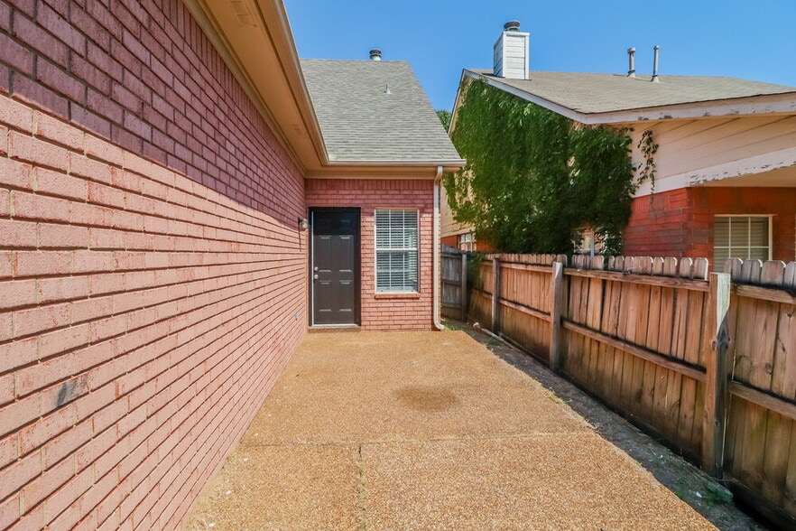 Building Photo - 607 E Ashley Glen Cir