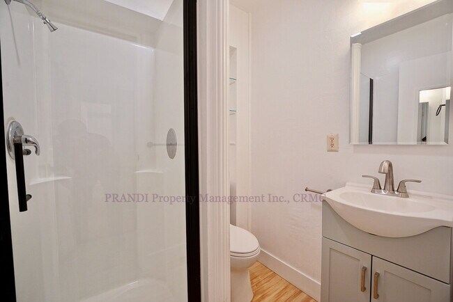 Building Photo - West End Home, Freshly Renovated, Close to Downtown